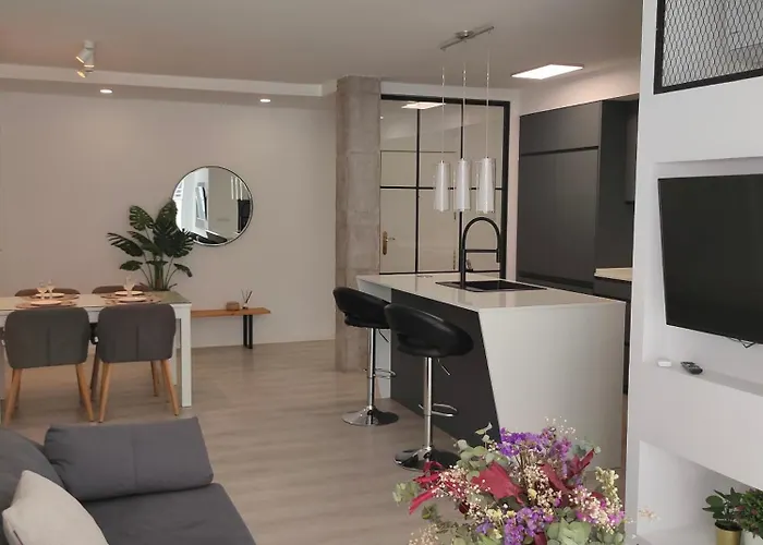Casa Mallen, Con Amplia Terraza, En El Barrio De Nervion