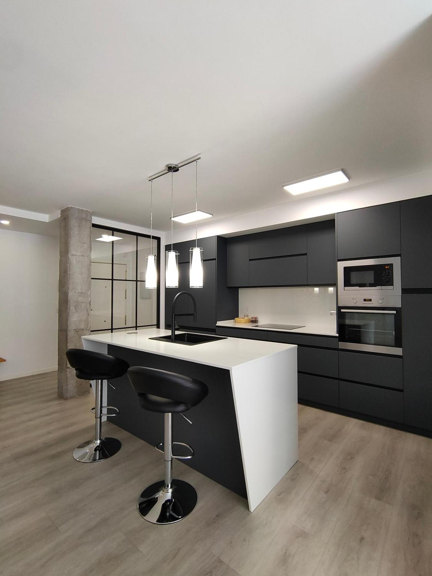 Casa Mallen, Con Amplia Terraza, En El Barrio De Nervion