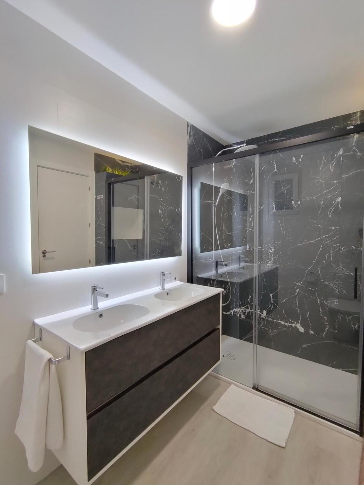 Casa Mallen, Con Amplia Terraza, En El Barrio De Nervion Séville